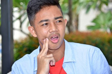 Bir çocuk diş ağrısı ile