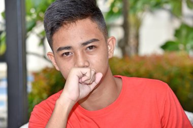 Öksürük bir genç çocuk