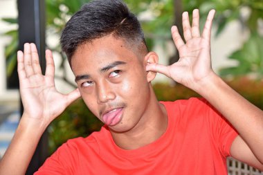 Aptal bir erkek genç