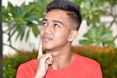 İyi görünümlü farklı erkek yavru düşünme