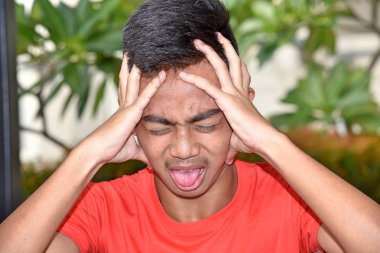 Endişeli yakışıklı Asya kişi