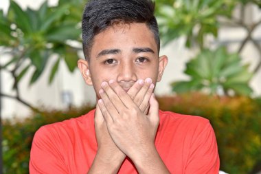 Bir çocuk ve sessizlik