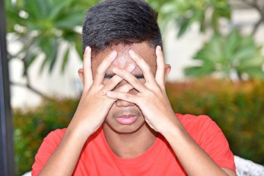 Stres altında iyi görünümlü genç oğlan