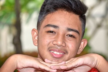 Güzel Genç Bir Kişi