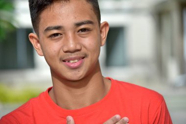 Genç Asyalı erkek gülümseyen