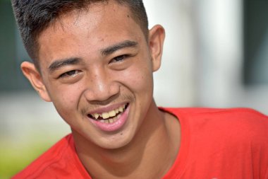 Gülümseyen çeşitli genç çocuk