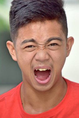 Genç azınlık erkek bağırıyor