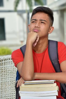 Düşünceli erkek öğrenci dizüstü bilgisayarlar ile