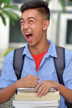 Genç azınlık çocuk öğrenci bağırarak