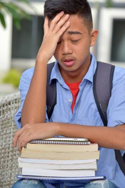 Genç azınlık öğrenci ve üzüntü ile kitaplar