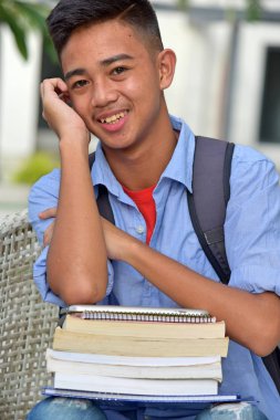 Gülümseyen Genç Asyalı erkek öğrenci