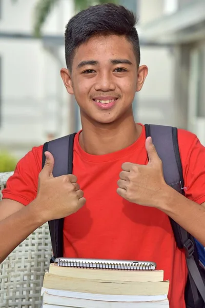 Asiatisk Manlig Student Med Tummen Upp — Stockfoto