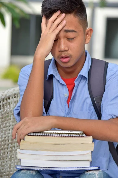 Joven Estudiante Minoritario Tristeza Con Libros —  Fotos de Stock