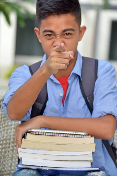 Yakışıklı Asya Öğrenci Kitapları Ile Işaret — Stok fotoğraf