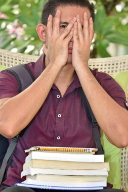 Yakışıklı azınlık erkek öğrenciyle korkuyor kitaplar