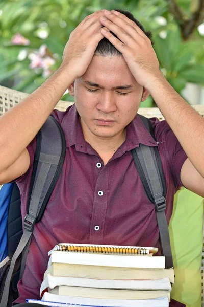 Philippinischer Student Mit Kopfschmerzen — Stockfoto