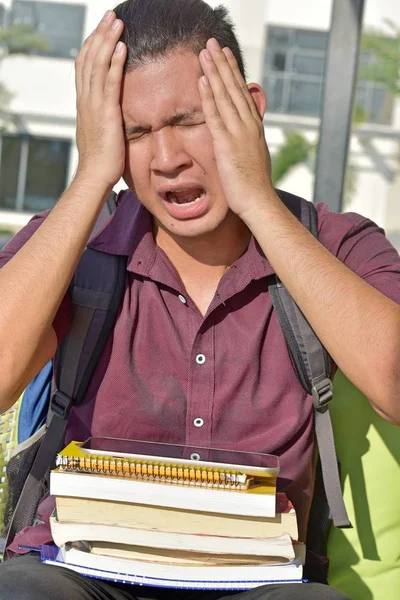 Studente Minoritario Universitario Stressato — Foto Stock