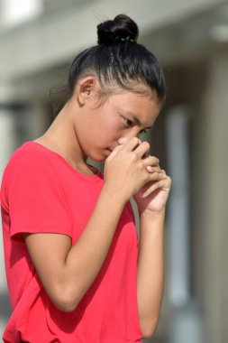 Endişeli bir genç kız.