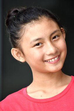 Azınlık Kadını Gülümsüyor