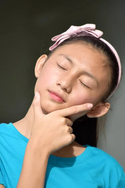 若いですフィリピン10代の女性の意思決定 — ストック写真