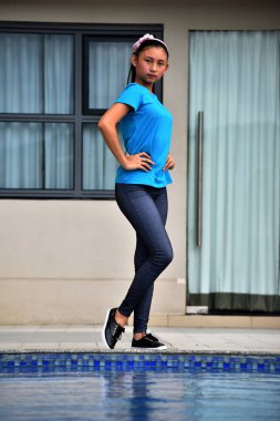 Ciddi Genç Asyalı İnsan Ayakta Duruyor