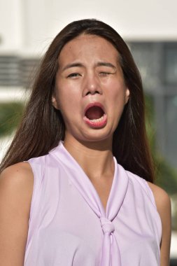 Güzel Filipinli Kadın Göz Kırpıyor