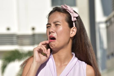 Diş Ağrısı Olan Bir Kadın