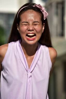 Üzgün bir Asyalı Kadın