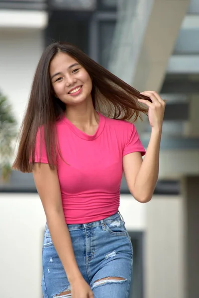 Una Femmina Con Capelli Lunghi — Foto Stock