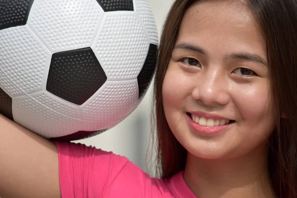 Aptidão Sorridente Diverso Atleta Feminino Com Bola Futebol — Fotografia de Stock