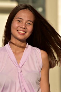 Uzun Saçlı Genç Kadın