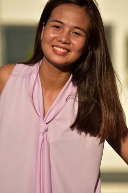 Gülümseyen genç Filipina kadın