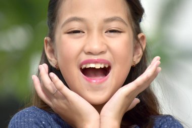 Genç kadın ve kahkaha