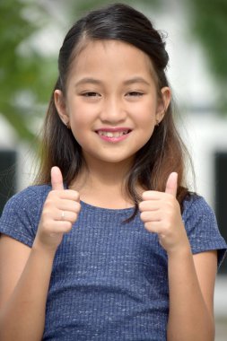 başparmak yukarıya ile kız