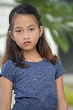 Ciddi bir genç kadın