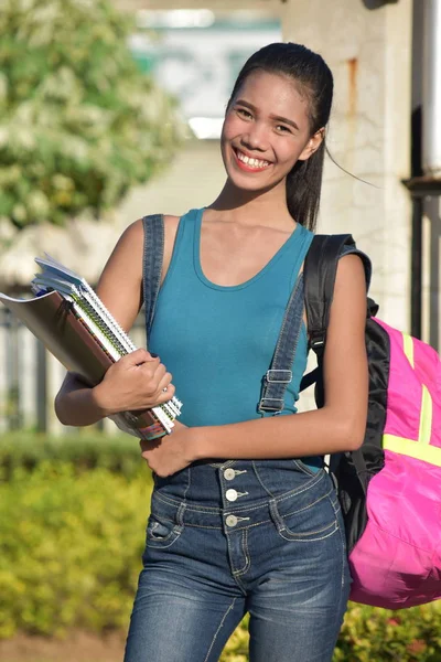 Gülümseyen Filipina Erkek Öğrenci — Stok fotoğraf