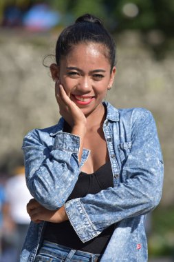 Güzel bir kadın poz