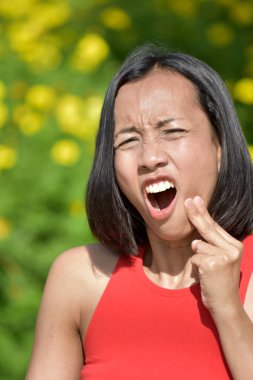 Diş Ağrısı Olan Bir Kadın