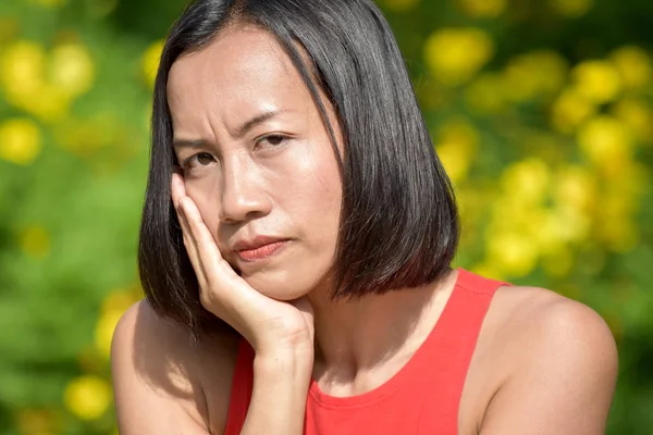 Genç Asyalı kişi endişeli