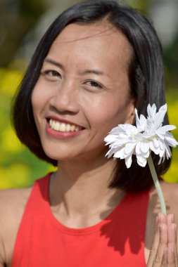 Bir çiçek ile bir azınlık kişinin portre