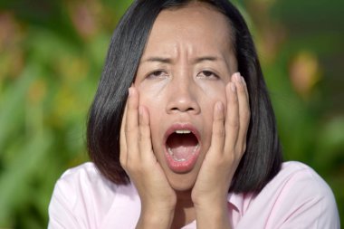 Şok bir kadın kadın