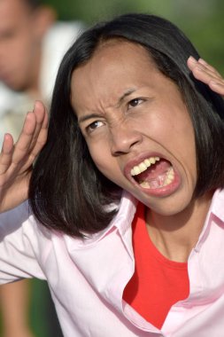 Genç Asyalı kadın ve anksiyete