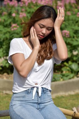 Ağrıyan bir kadın kadın