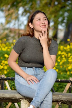 Düşünceli genç çeşitli yetişkin kadın