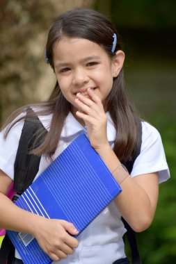 Utangaç Katolik kız öğrenci dizüstü bilgisayarlar ile