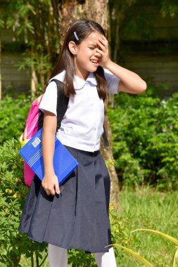 Kız öğrenci bellek sorunları kitaplar ile üniforma