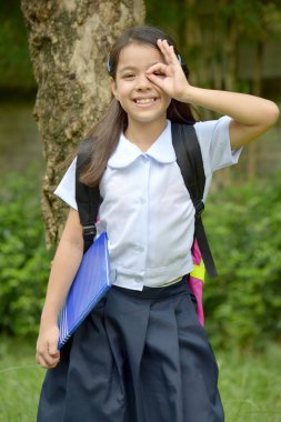 Arama okul üniforması giyen genç Filipina öğrenci çocuk