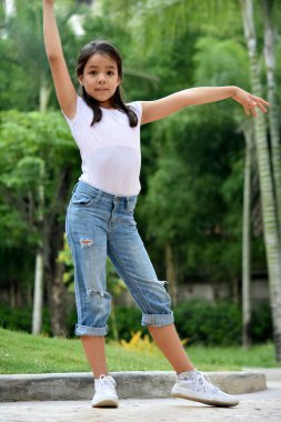 Sevimli Asya Preteen ayakta dans