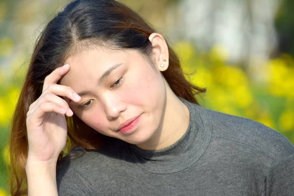 Üzgün Genç Asyalı insan