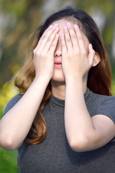 Minnettar bir kadın kadın